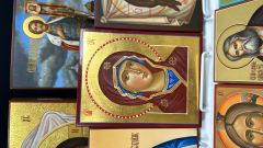 Рукописная икона Пресвятой Богородицы оплечная, натуральные пигменты (Размер 14х18 см)